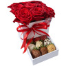 Шкатулка с розами и клубникой в шоколаде